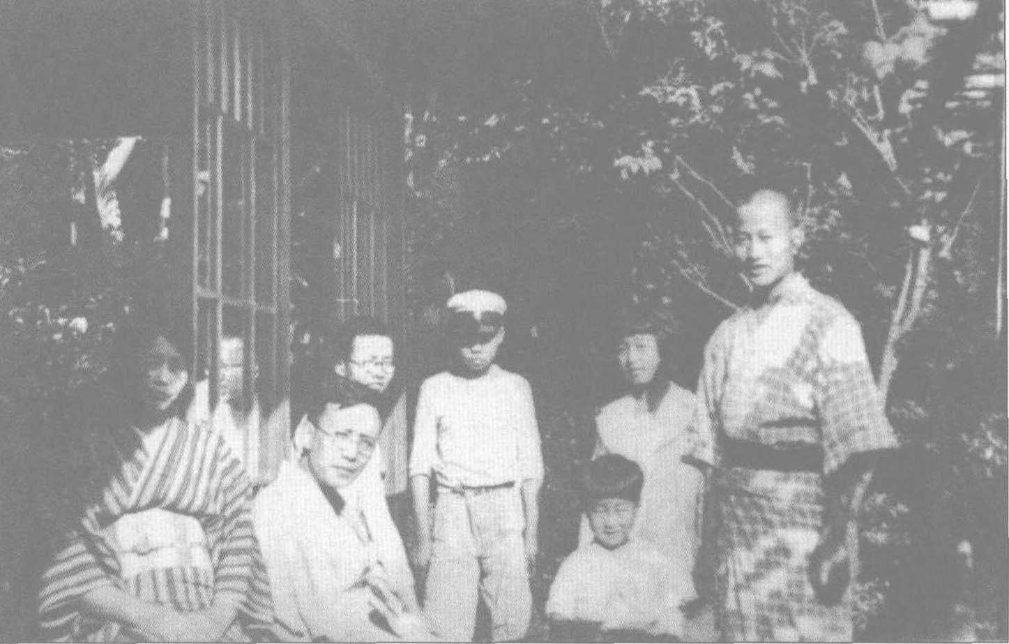 卢沟桥事变以后，杰出的民主战士郭沫若毅然于1937年7月24日由日本返回祖国。途中曾作诗: “此来拼得全家哭，今往还将遍地哀。四十六年余一死，鸿毛泰岱早安排。” 图为1937年夏郭沫若回国前与家人的合影